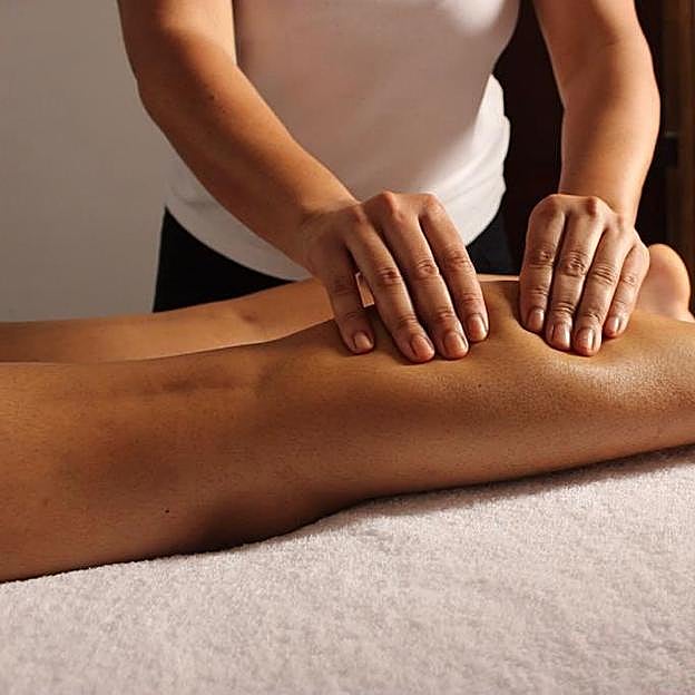 Masajes drenantes y relajantes para moldear, mejorar la retención de líquidos y huir de la pesadez, sobre todo después de las fiestas (y como detox post navideño)