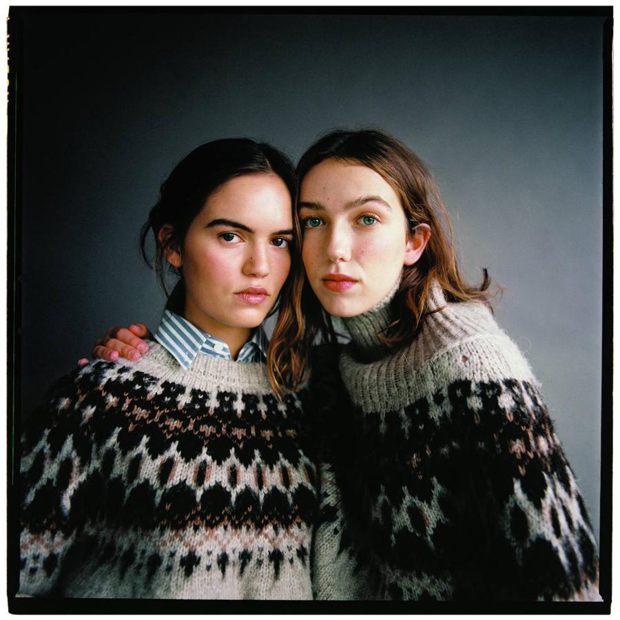 De izda. a dcha., suéter de lana y camisa, todo de Celine por Hedi Slimane; y suéter de lana, de la misma marca.