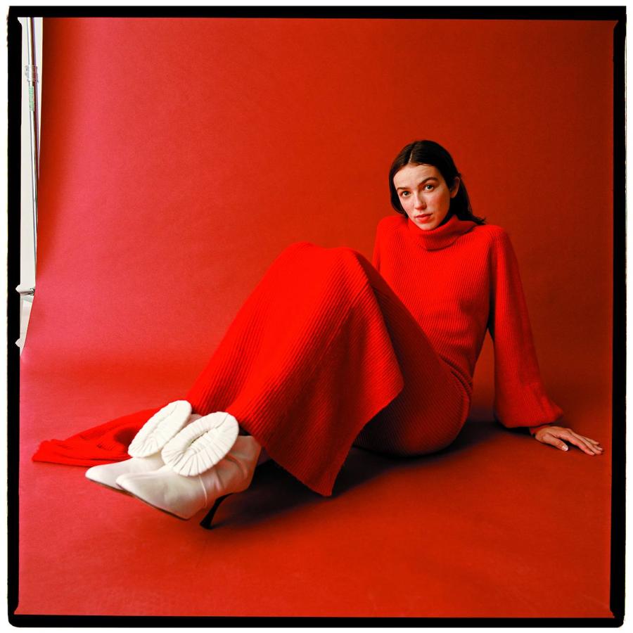 Conjunto de jersey de cuello alto y falda larga de cachemira con punto acanalado, todo de Carolina Herrera; y botas de piel de cordero con hebilla plisada, de Loewe.