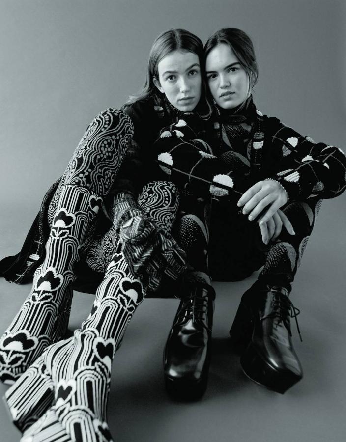 Ambas modelos con vestidos sablé, monos de lana extrafina y, de izda. a dcha., botas con plataforma de punto jacquard, guantes de lana y zapatos de piel pulida, todo de Prada.