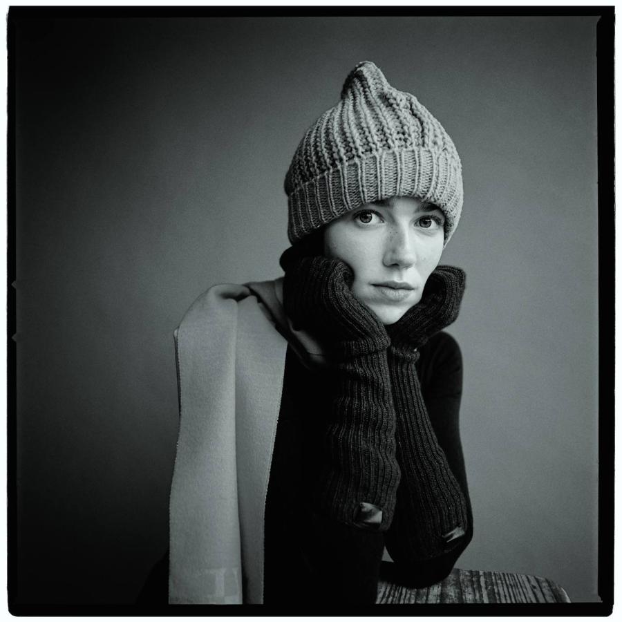 Bufanda en mezcla de lana con logo, de Loewe; pasamontañas, body de punto y guantes de cachemir, todo de Tod’s; y gorro de lana de Babaà.