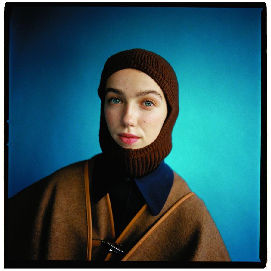 Body de punto azul y pasamontañas de punto marrón, todo de Tod’s; y poncho de cachemira Kelly, de Hermés.