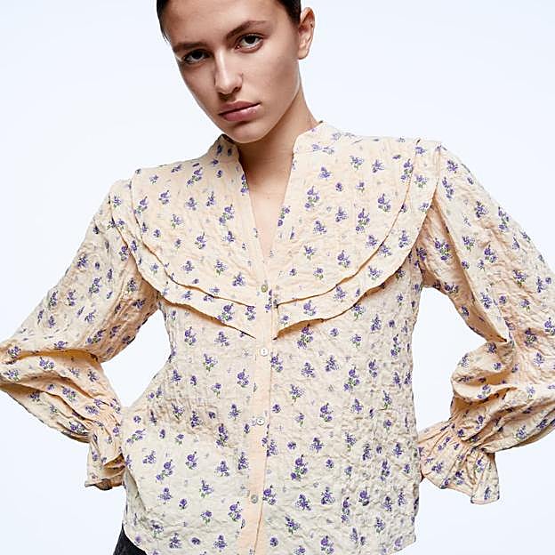 Imagen principal - 1. Blusa con estampado de flores de Zara. 2. Blusa estampada en blanco y negro de Zara. 3. Blus ablanca con volantes de Zara. 