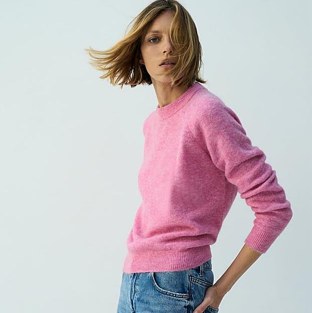 Imagen principal - Jersey de punto con lana en color rosa de Zara. Cjaqueta estampada de punto de Zara. Jersey rojo con estampado jacquard de Zara. 