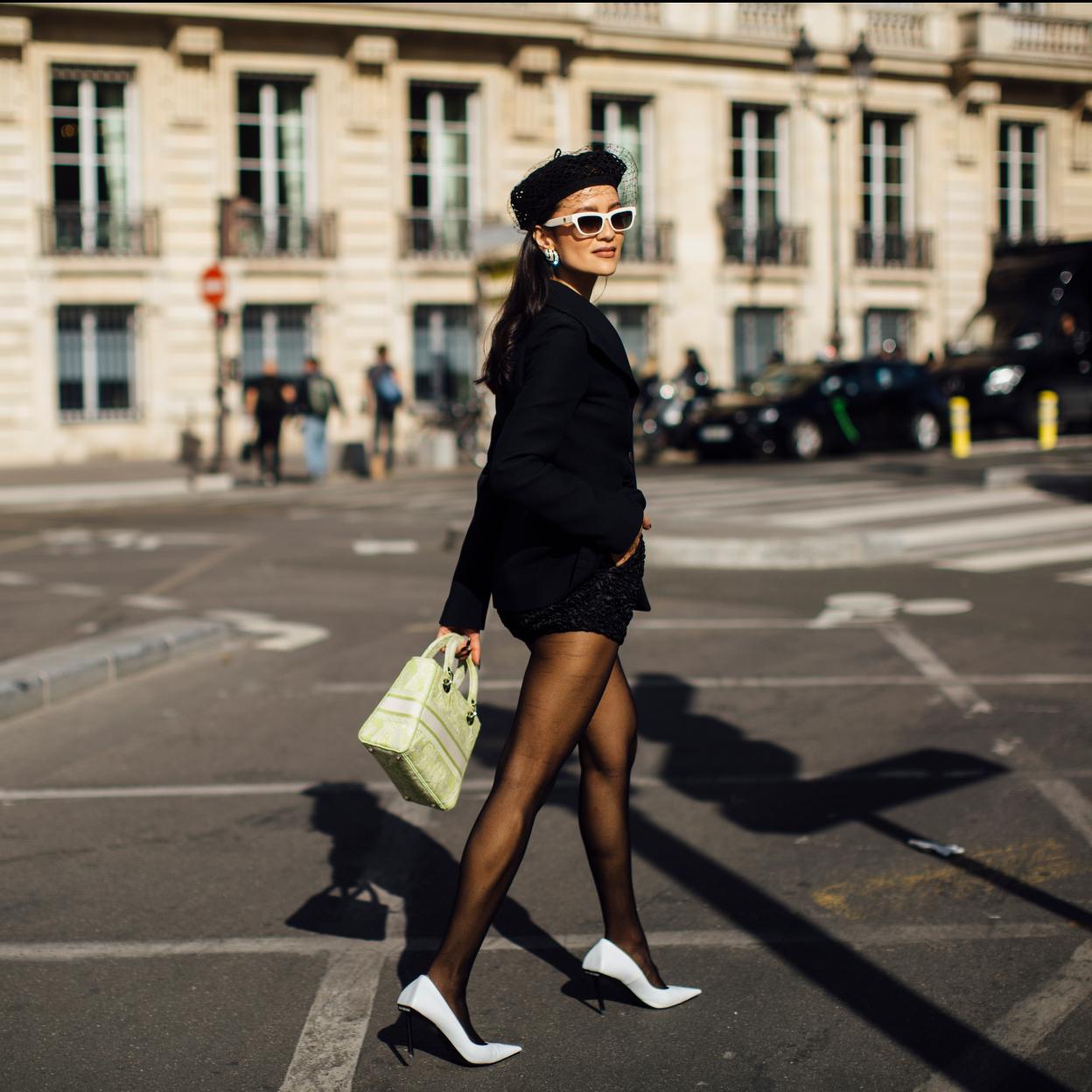 Shorts en efecto piel: la prenda perfecta para apostar por un look total infalible que también puedes combinar con tus vestidos de punto