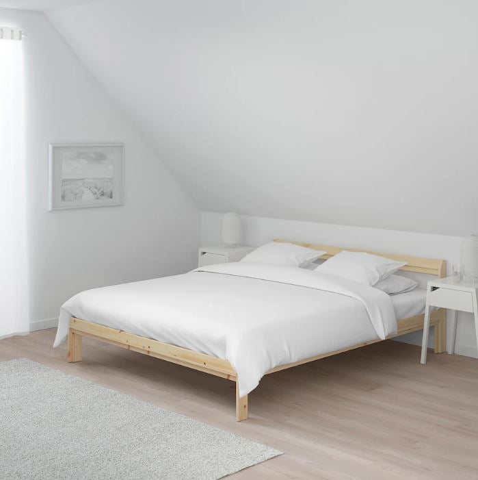 Esta cama de diseño nórdico en madera de pino de IKEA es perfecta para seguir la tendencia minimalista que manda en 2022. Está rebajado a 39 euros.
