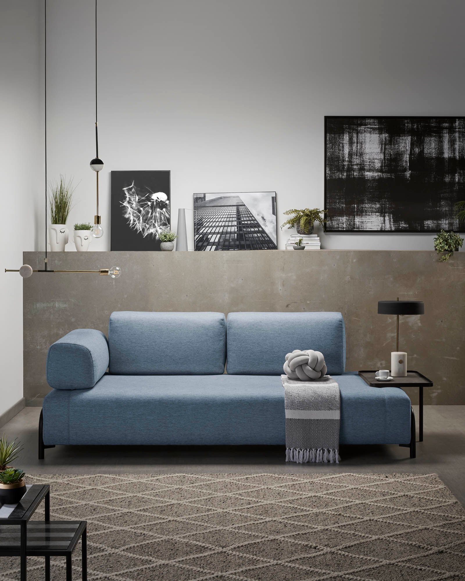 Este original y cómodo sofá convertible pondrá una nota elegante a tu salón al tiempo que conseguirá crear amplitud en la estancia. Pasa de 1.287 a 965 euros en las rebajas deco de Kave Home.