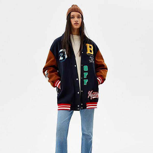 Imagen principal - Esta temporada necesitas una chaqueta varsity que resuelve y rejuvenece todos tus looks, según influencer y famosas