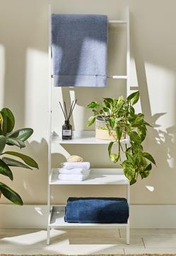 Imagen secundaria 2 - La camarera dorada cuesta 35 euros en Primark Home, el mueble de ratán cuesta 60 euros y la estantería de baño, 30 euros. 