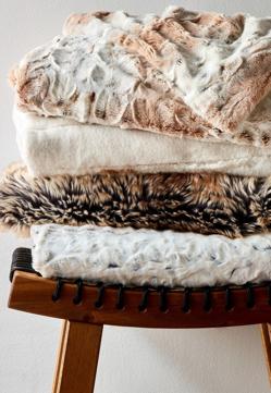 Imagen secundaria 2 - Las mantas más confortables de Primark Home cuestan entre 25 y 35 euros. La vajilla y cubertería doradas están disponibles desde 1.50 euros la pieza.