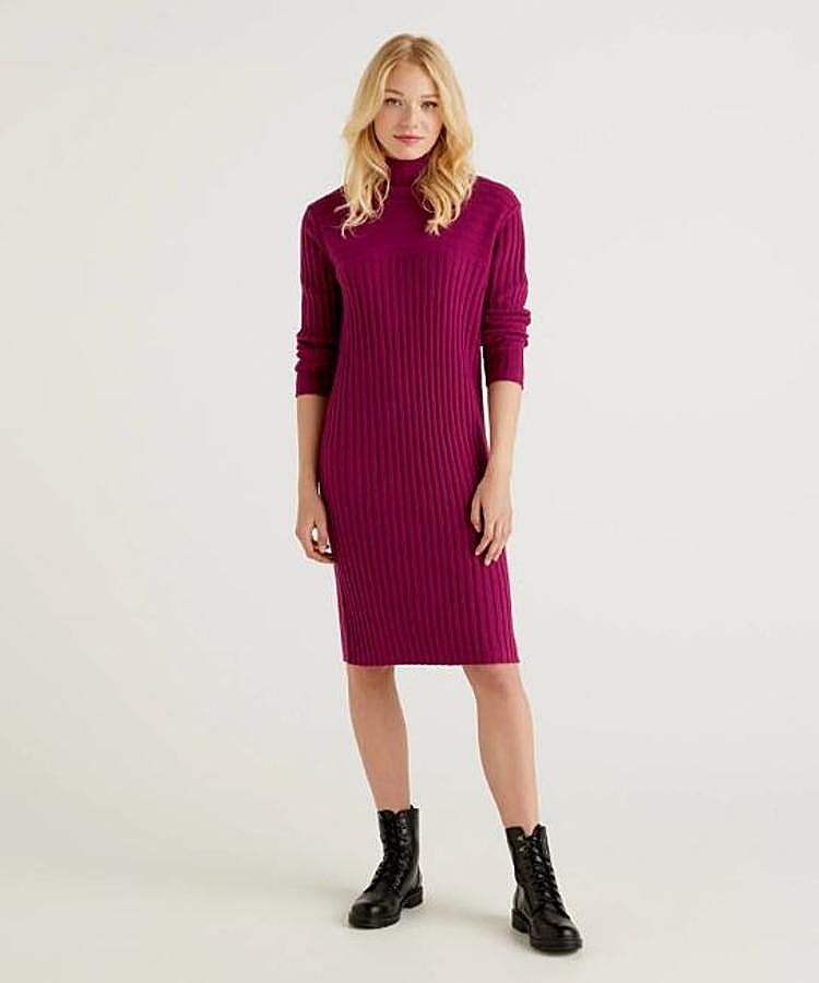 De canalé, manga larga y cuello alto, de Benetton (de 69,95 euros a 48,99 euros).