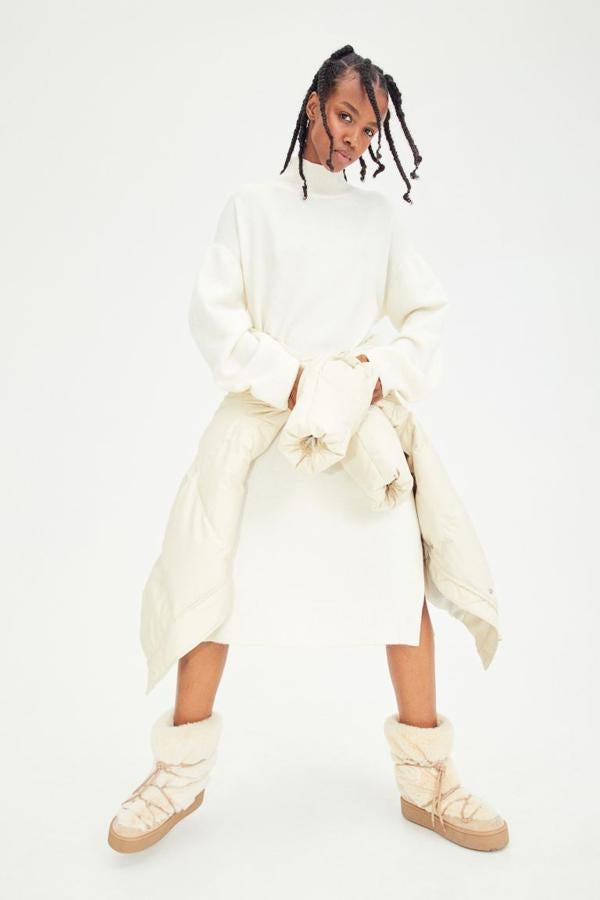 En color crema, de corte oversize y aberturas laterales, de H&M (de 34,99 a 15,99 euros).