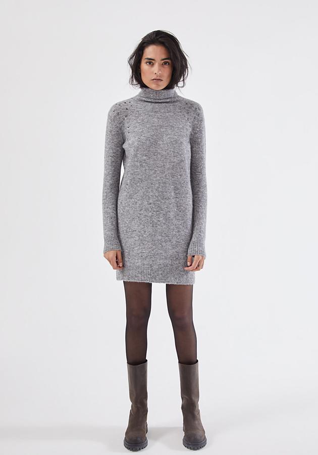 Gris, con cuello subido y detalle de tachuelas, de Ikks (de 165 a 132 euros).