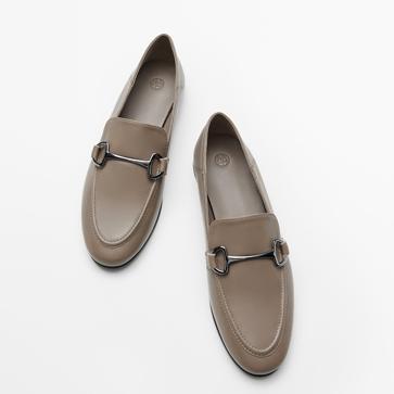 Imagen secundaria 1 - Los zapatos que llevarás sin parar cuando suban las temperaturas los puedes conseguir ahora con descuento. 1. Zapatos destalonados de color rojo de Mango (49,99 euros). 2. Mocasines en color topo de Massimo Dutti (59,99 euros). 3. Bailarinas en color caramelo de Pull & Bear (15,99 euros). 