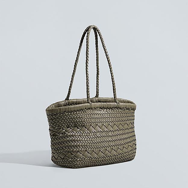 Imagen principal - Bolsos trenzados o a todo color y prendas especiales como una chaqueta kimono con bordados. Bolso estilo shopper de color gris de Oysho (29,99 euros). 2. Mini bolso en color turquesa de Zara (12,99 euros) . Chaqueta larga con bordados de Zara (69,99 euros). 