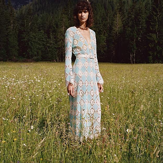 Imagen principal - Los vestidos no puedes faltar en esta lista de rebajas de primavera. 1. Vestido de crochet en azul y beige de Zara (49,99 euros). 2. Vestido con botones y estampado de lunares de Mango (29,99 euros). 3. Vestido fluido con estampado de flores de Oysho (19,99 euros). 