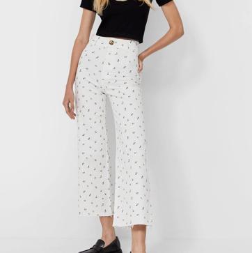 Imagen secundaria 1 - Los vaqueros con estampados de flores seguirán triunfando en la primavera de 2022. 1. Vaqueros anchos de Mango (22,99 euros). 3. Vaqueros blancos con print floral de Stradivarius (15,99 euros). 3. Peto estampado de Stradivarius (15,99 euros). 