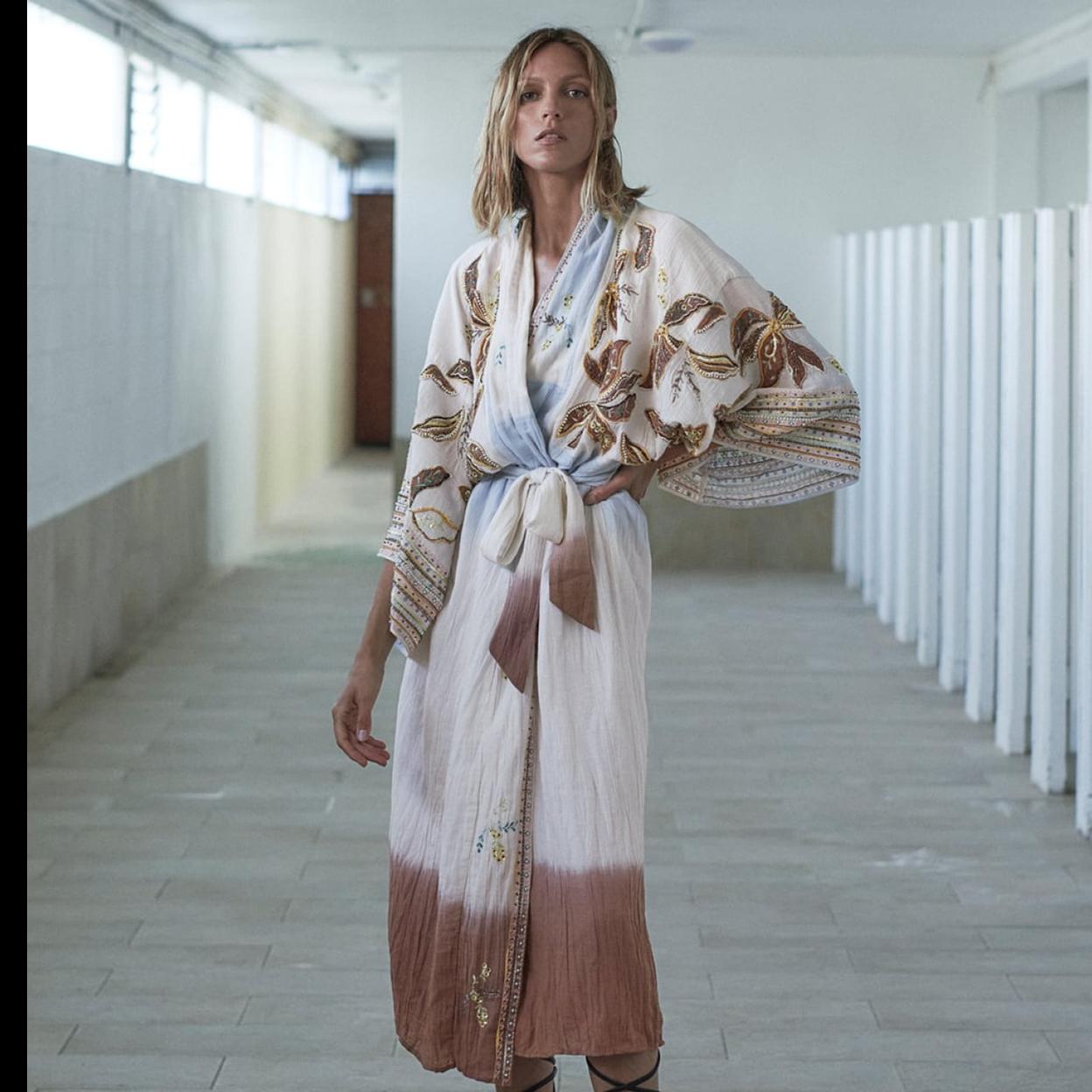 Las rebajas de invierno llegan cargadas de prendas y accesorios a las que sacaremos partido cuando suban las temperaturas. Pincha en la imagen para descubrir más fichajes con descuento. 