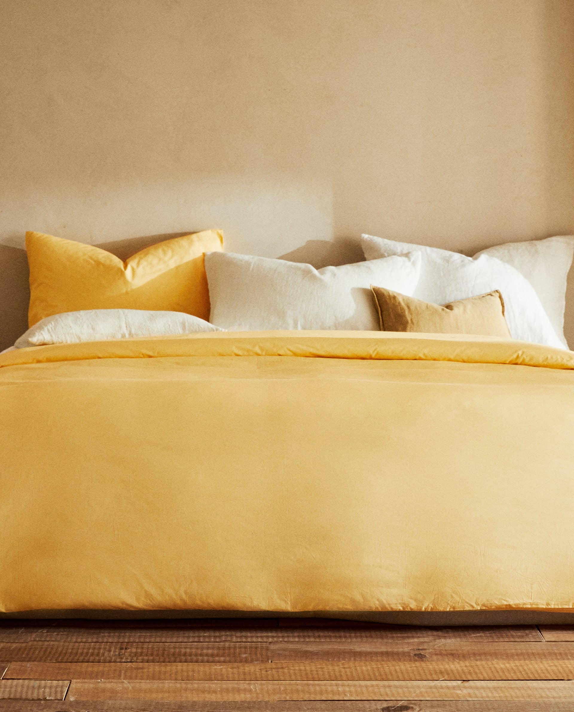 Siguiendo la regla de color 60-30-10, nos hemos enamorado de esta funda nórdica en color amarillo (disponible en más tonos) de Zara Home. Está rebajada desde 15.99 euros.