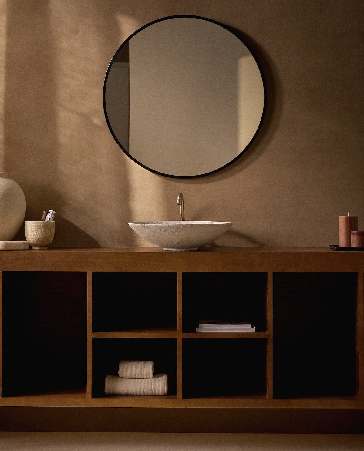 Los espejos son nuestros grandes aliados para dar amplitud y profundidad a las estancias de nuestro hogar. Este redondo, perfecto para el baño, cuesta 59.99 euros en las rebajas de Zara Home.