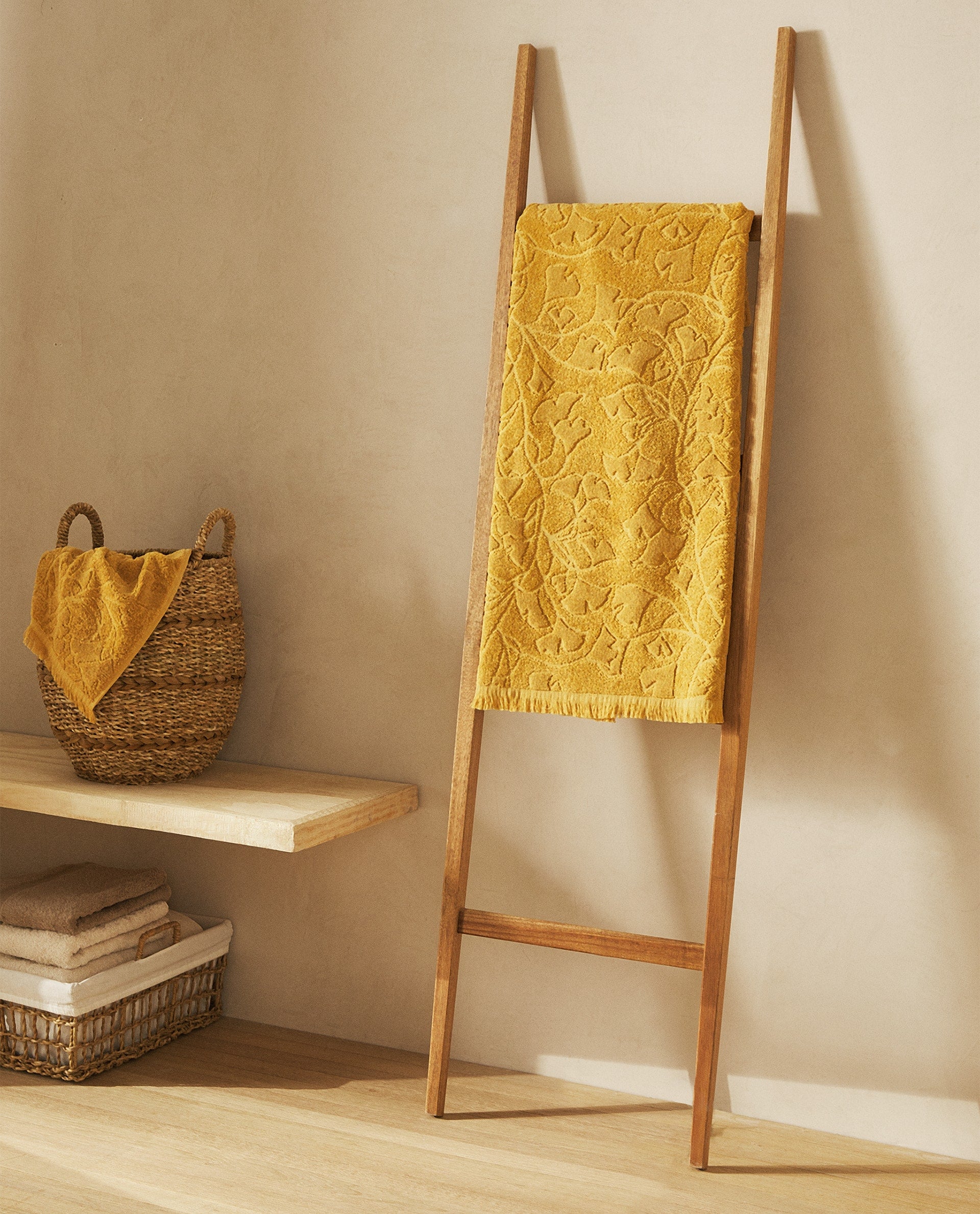 Pon una nota de color en tu baño con este juego de toallas en color amarillo de Zara Home. Está rebajado a 3.99 euros.