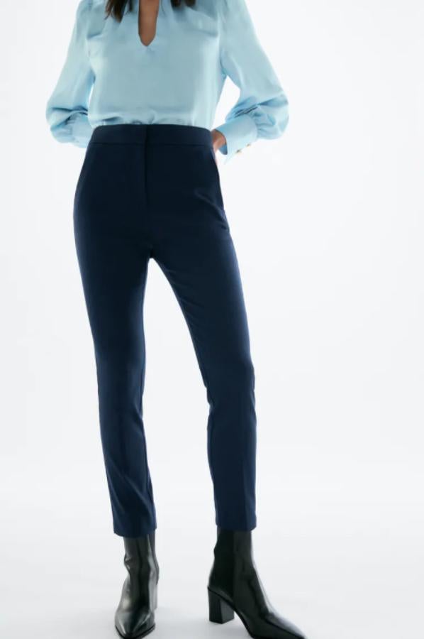 Diseño pitillo de tiro medio con cintura elástica en la espalda para este pantalón de Zara con bajo con aberturas laterales que tiene un precio de 19,95 euros. 
