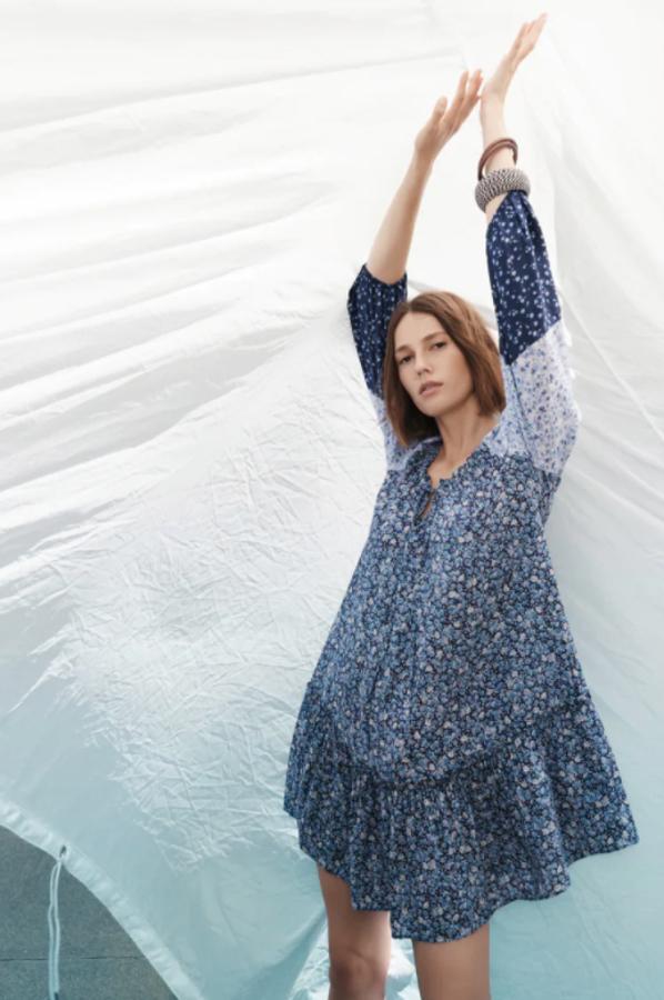 No es estrictamente azul marino pero este vestido mini estampado de Zara en tonos azules nos ha parecido tan bonito que no hemos querido dejarlo fuera de esta selección. Con escote redondo y mangas largas abullonadas, tiene bajo acabado en evasé y de 29,95 euros ha pasado a costar 19,99 euros. 