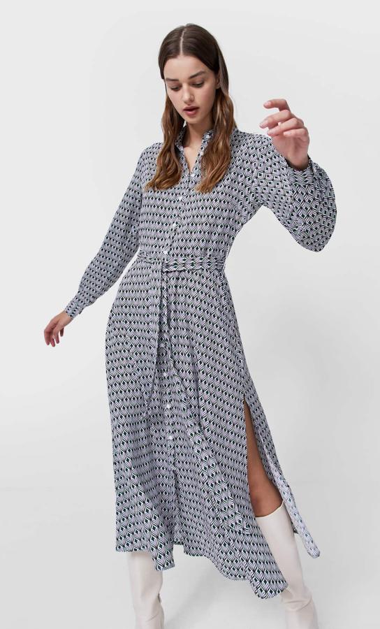 Diseño geométrico en tonos lilas y verdes sobre fondo blanco para este vestido largo con cuello de solapa y cinturón con lazada a tono que viene con abertura lateral en el bajo y mangas largas con puños abotonados. De 25,99 euros ha pasado a costar 15,99 euros y está disponible entre las tallas XS y L. 