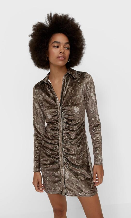 En marrón piedra, con estampado paisley y diseño corto, este vestido camisero corto confeccionado en velvet, con cuello de solapa y cierre frontal de botones a tono ha pasado de 25,99 euros y ahora podemos encontrarlo entre las tallas XS y L por 15,99 euros.