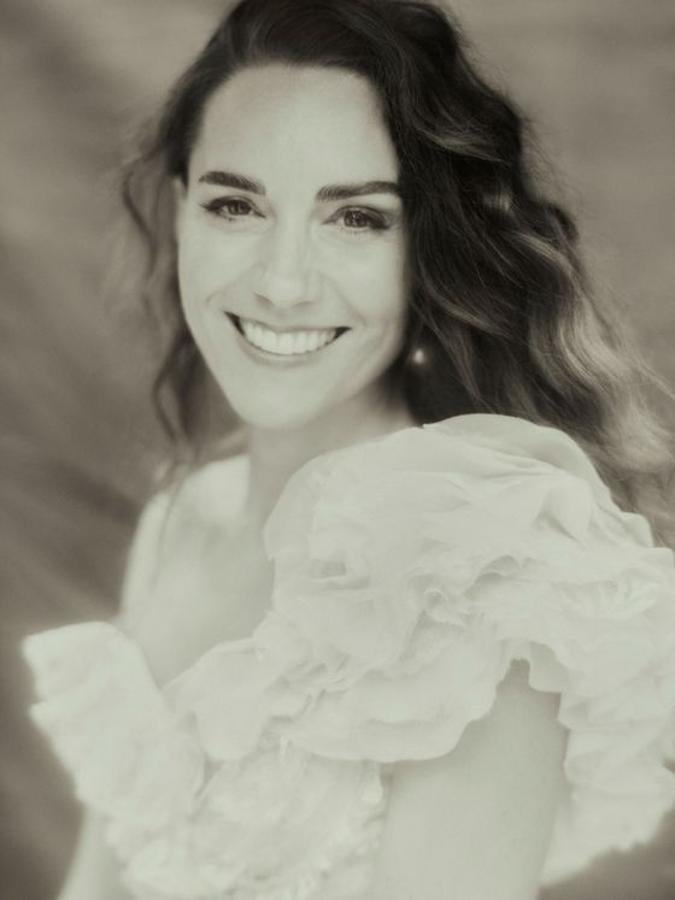 Primer plano de la duquesa con pendientes de perlas y vestido abullonado.