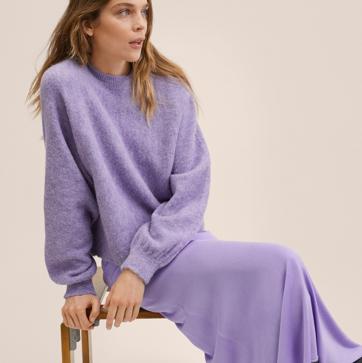 Imagen secundaria 1 - El malva, el lila y el morado se alían para crear un total look con el que no pasarás desapercibida. 1. Mocasines de color malva de Mango (39,99 euros). 2. Jersey con las mangas abullonadas de Mango (29,99 euros). 3. Vaqueros desgastados de Mango (29,99 euros). 