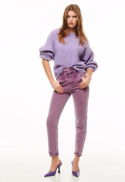 Imagen secundaria 2 - El malva, el lila y el morado se alían para crear un total look con el que no pasarás desapercibida. 1. Mocasines de color malva de Mango (39,99 euros). 2. Jersey con las mangas abullonadas de Mango (29,99 euros). 3. Vaqueros desgastados de Mango (29,99 euros). 