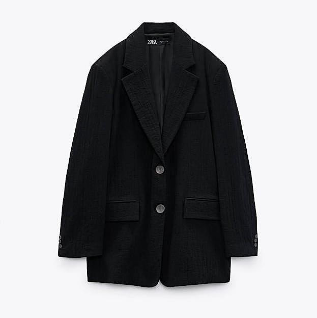 Imagen principal - Vaqueros, camisa y americana: dos looks elegantes con básicos de armario que puedes comprar en rebajas y solucionarán tus problemas de estilismo a diario