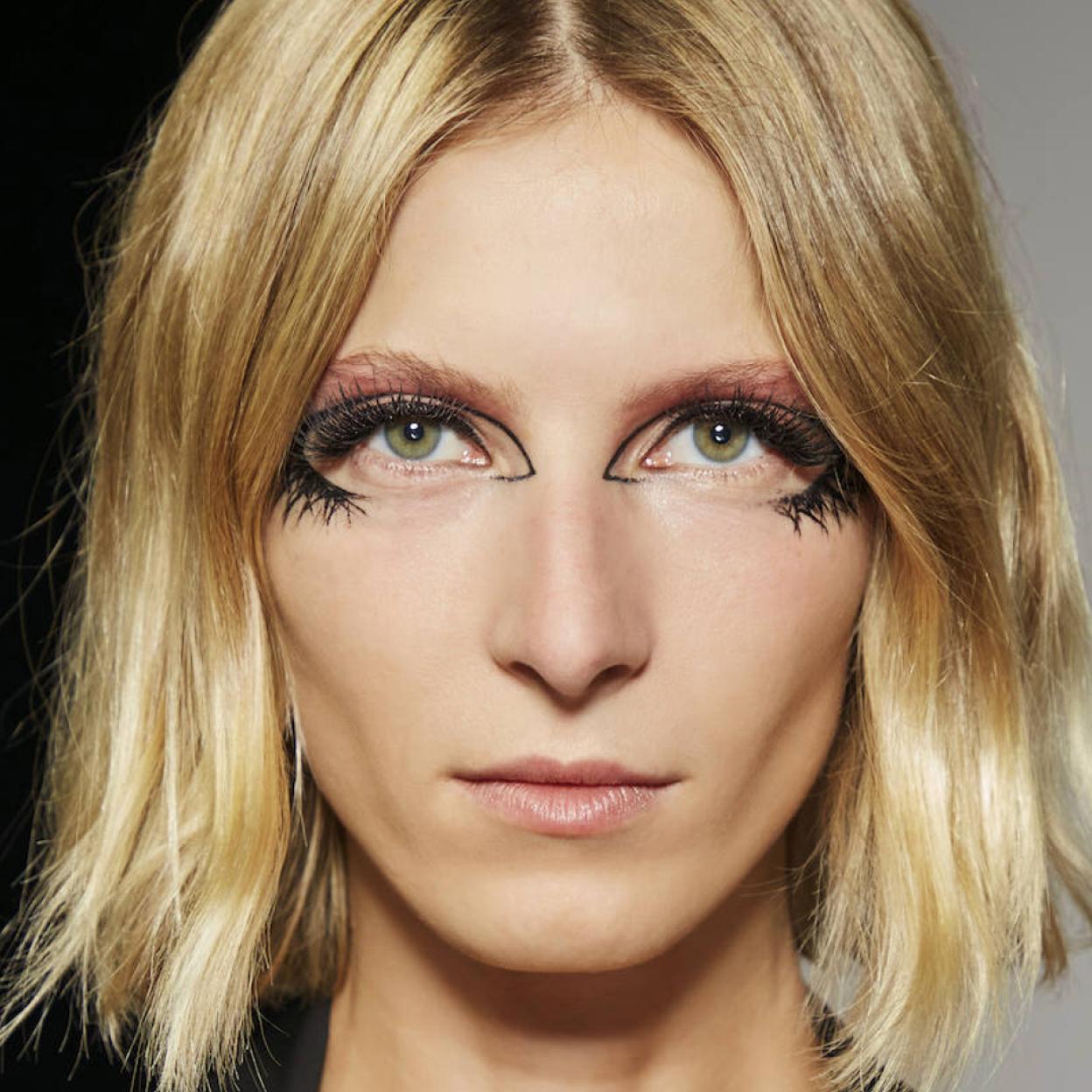 Pincha en la foto para ver maquillajes con brillo y a todo color