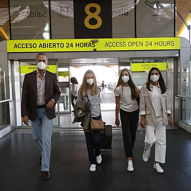 La Reina Letizia, con zapatillas blancas de Hugo Boss.