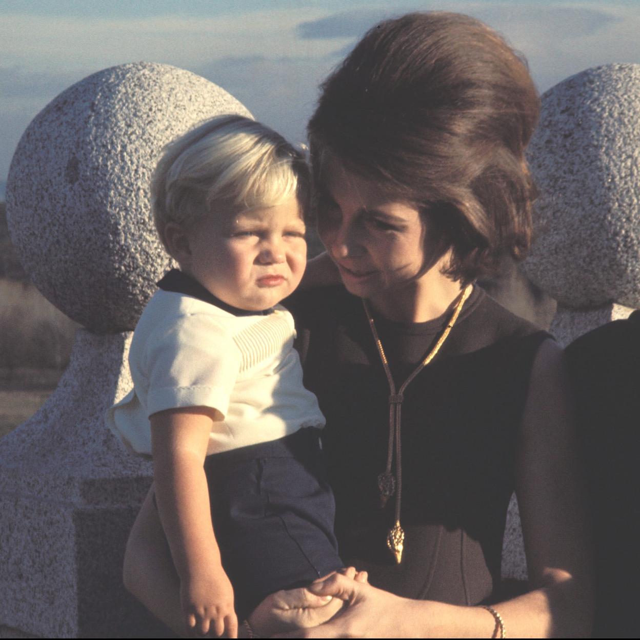 Pincha para ver su llegada a España, la coronación, los momentos inolvidables con sus hijos... la vida de la reina Sofía en imágenes.