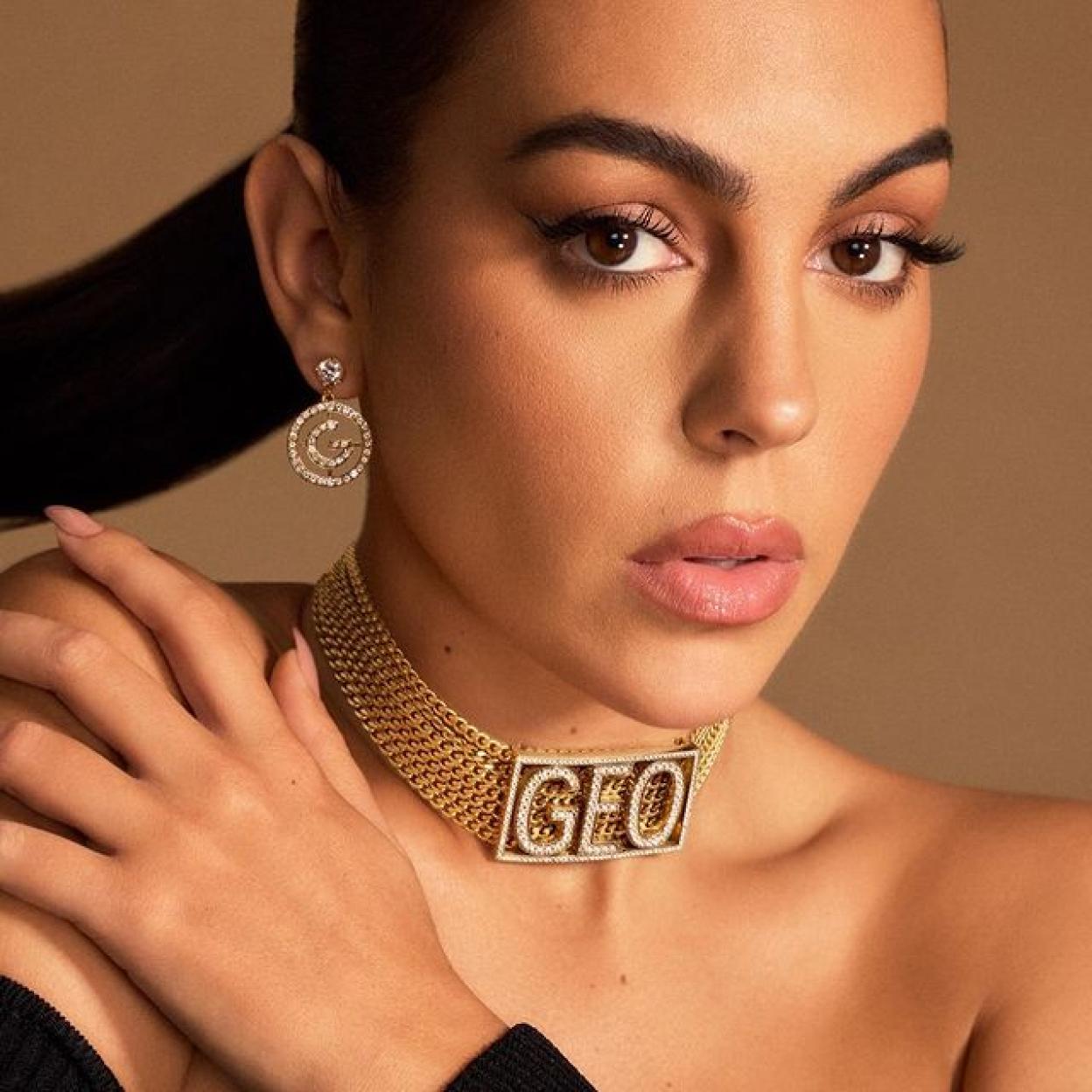 Pincha en la imagen para ver os vestidos de punto de las rebajas más bonitos con los que ir calentita y estilosa.