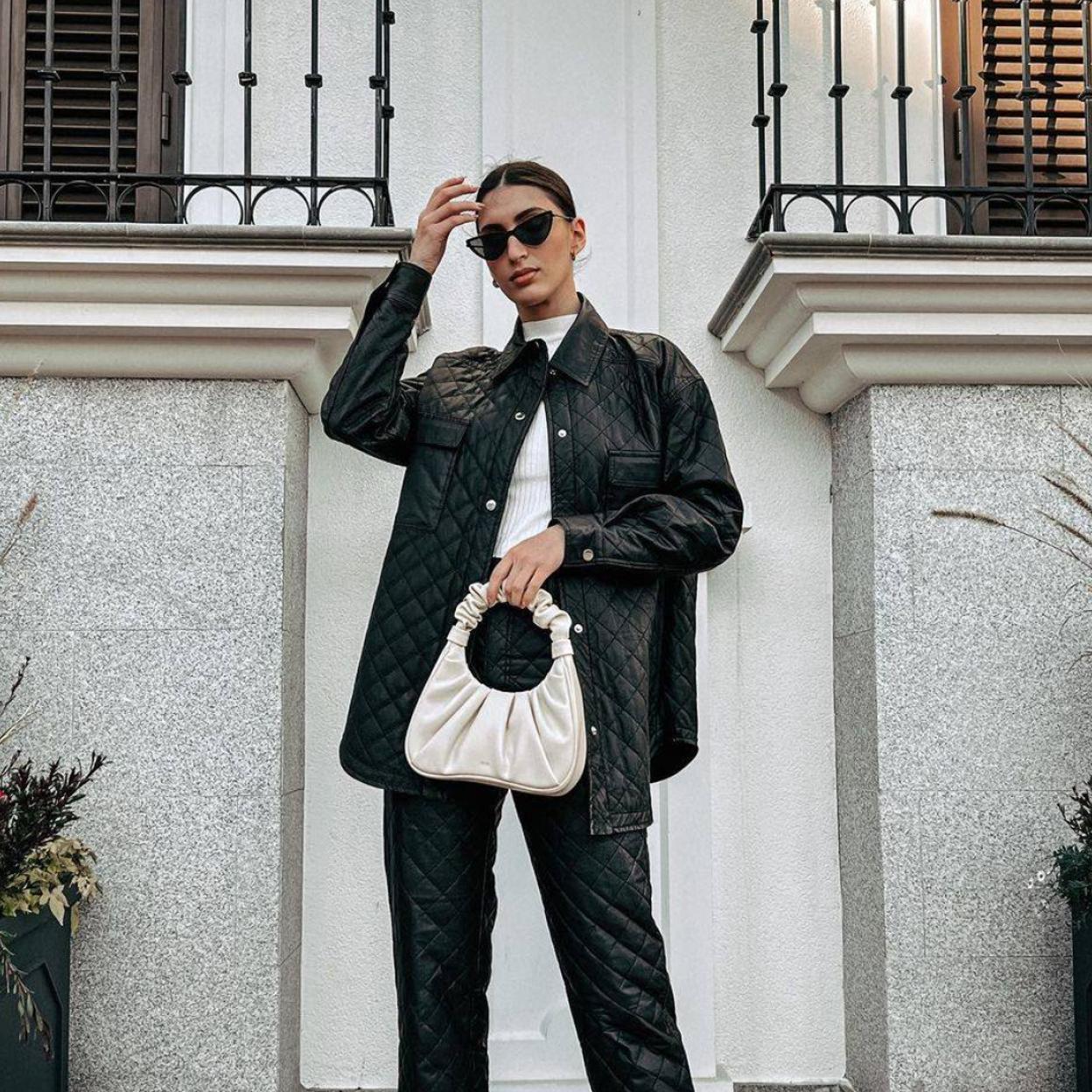 Pincha en la foto para ver los chalecos cortos acolchados de Zara que son perfectos para un look con vestido de punto cómodo y calentito