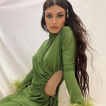 Imagen secundaria 1 - De Georgina Rodríguez a Nieves Álvarez: el original vestido midi &#039;made in Spain&#039; que triunfa entre famosas e influencers (y que sienta de maravilla)