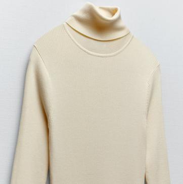 Imagen secundaria 1 - Una de las prendas más versátiles del avance de colección de Zara es este vestido de punto de canalé en color crema de su nueva colección (29,99 euros). 