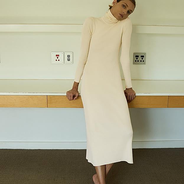 Imagen principal - Una de las prendas más versátiles del avance de colección de Zara es este vestido de punto de canalé en color crema de su nueva colección (29,99 euros). 