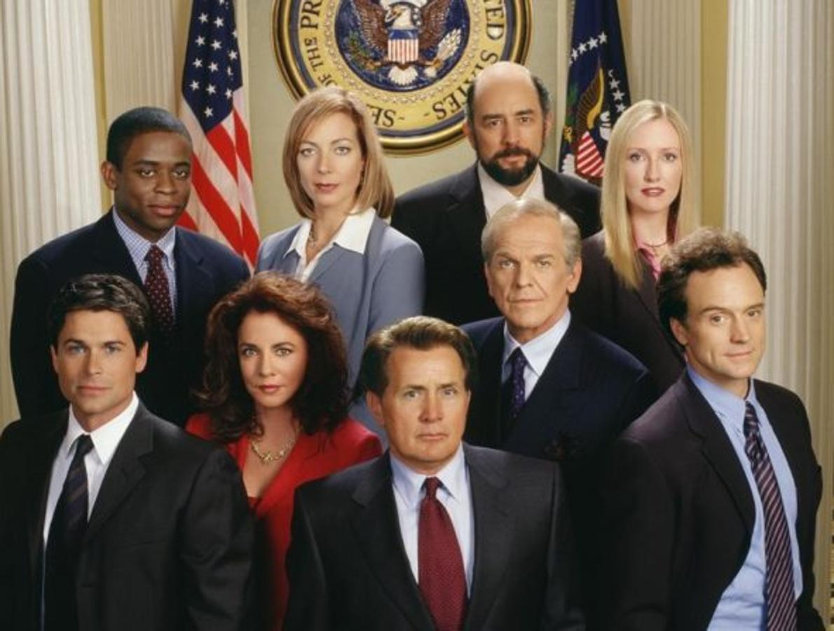 La serie política por excelencia acaba de llegar al catálogo de HBO Max con 7 temporadas y 155 episodios para disfrute de los amantes de la narrativa de Aaron Sorkin y los entresijos del centro de la política internacional. Ostenta, junto a Canción Triste de Hill Street, el mérito de ser la mayor ganadora de los premios Emmy, con 26 galardones. 