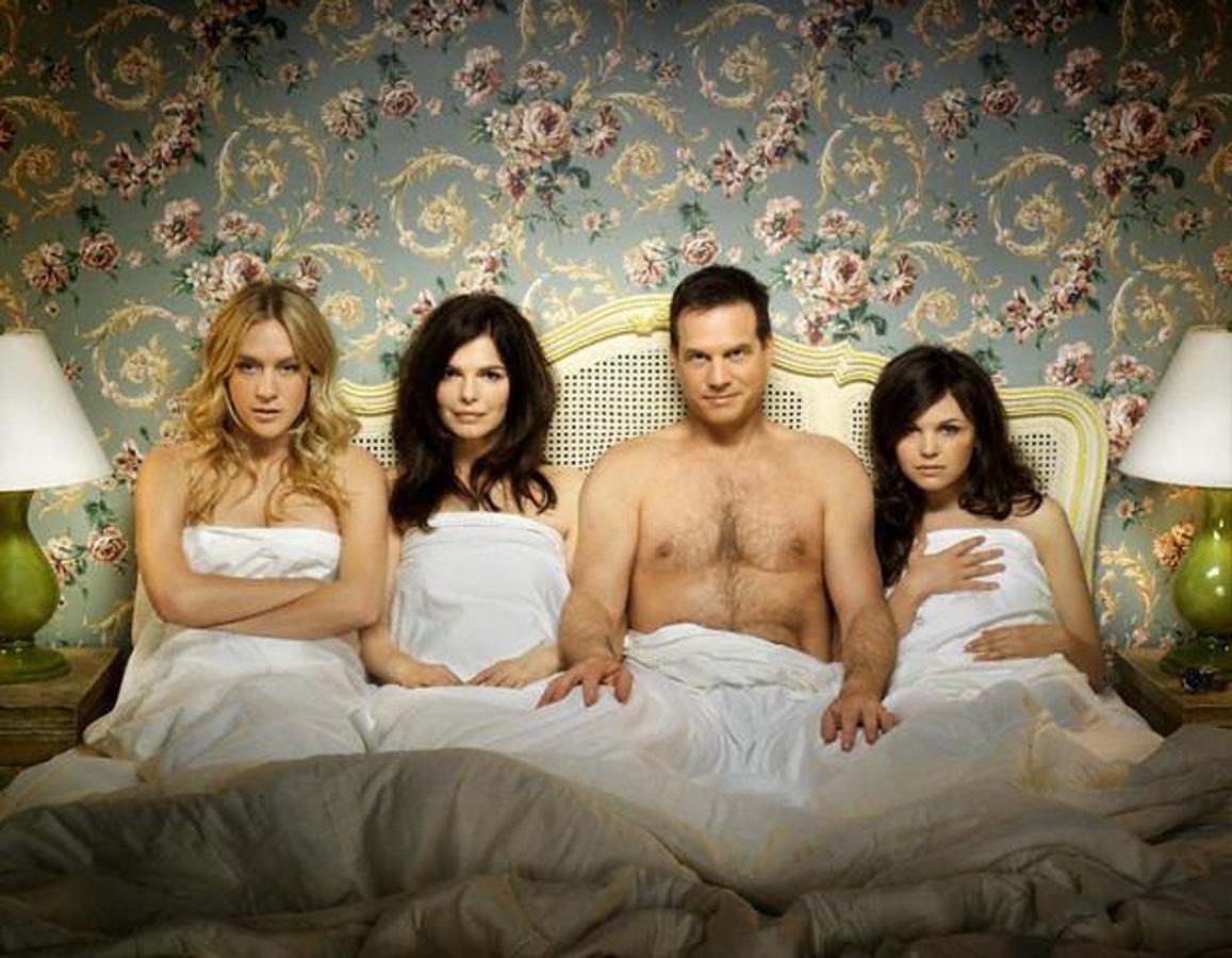 Entre los clásicos de HBO que siempre se quedan fuera de las listas de las mejores series de la compañía siempre está esta original producción que cuenta la historia de una familia mormona fundamentalista formada por un hombre, sus tres esposas y sus diversos hijos. Un original drama familiar que está compuesto por 5 temporadas y 53 episodios. 