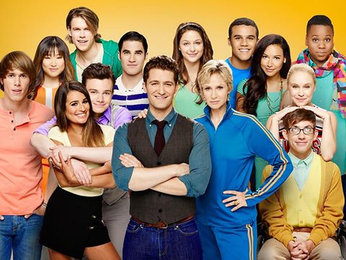 Música, drama y comedia se dan la mano en esta producción de Ryan Murphy y Brad Falchuck que conquistó a millones de adolescentes en todo el mundo gracias a sus temáticas actuales, su inclusividad y visión de esa época tan complicada de la vida. Seis temporadas y 121 episodios llenos de ritmo y de pasión que podemos disfrutar en Netflix.