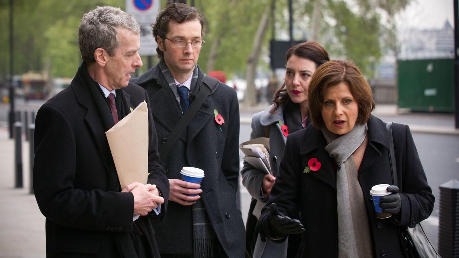 Antes de dar el salto a la televisión estadounidense y regalarnos Veep, Armando Ianucci retrató la política británica del siglo XXI en esta comedia satírica protagonizada por Peter Capaldi en la que es imposible no sonrojarse ante tanta desvergüenza. Contrapunto ideal de la idílica El Ala Oeste de la Casa Blanca, está compuesta por 4 temporadas y 23 episodios que podemos encontrar en Filmin. 