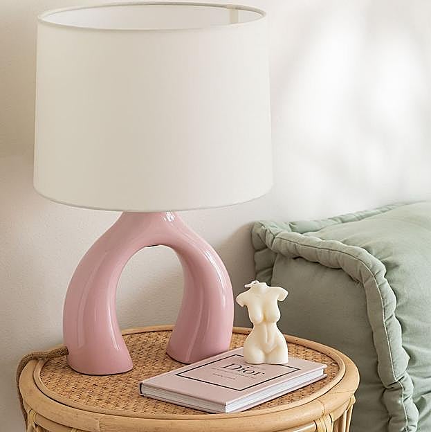 Imagen principal - Esta lámpara de diseño de Sklum cuesta 62 euros, los cojines de terciopelo 16.95 euros y la original vajilla de 32 piezas, 162 euros. 