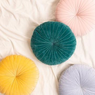 Imagen secundaria 1 - Esta lámpara de diseño de Sklum cuesta 62 euros, los cojines de terciopelo 16.95 euros y la original vajilla de 32 piezas, 162 euros. 