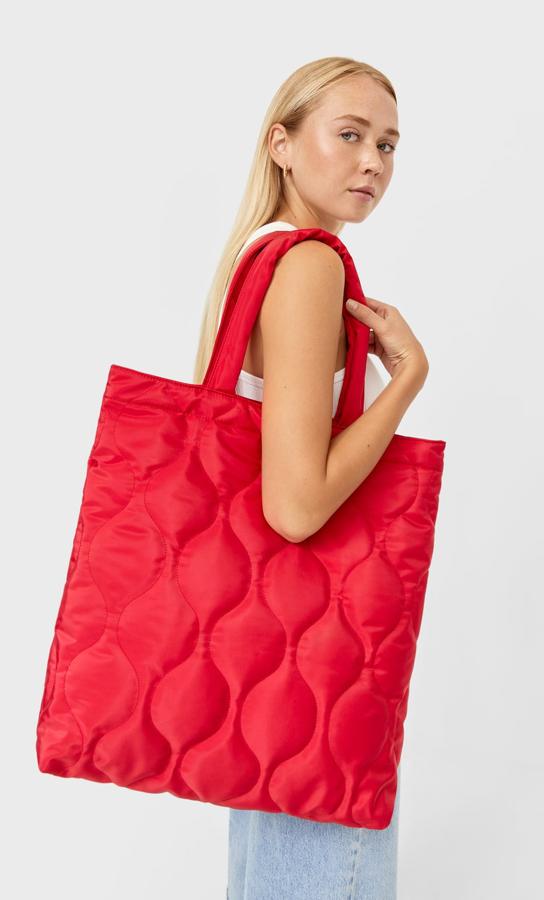 Disponible en rojo o en blanco, este bolso shopper acolchado de Stradivarius con doble asa de hombro y formato vertical costaba 17,99 euros y ahora podemos comprarlo por 12,99 euros.