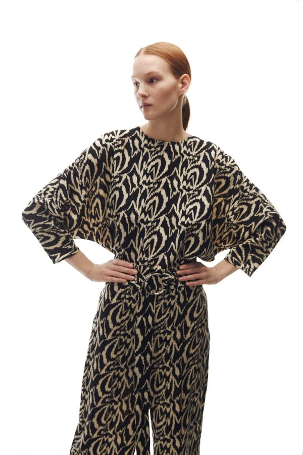 Cuello caja y mangas tres cuartos para este cuerpo estampado en tonos negros y beige con diseño murciélago que cuesta 25,99 euros. 