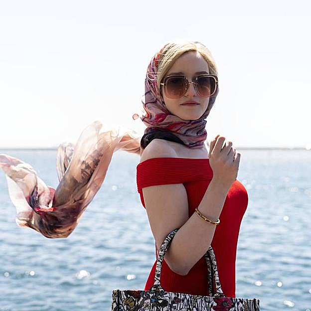 Imágenes de ¿Quién es Anna? (estreno, 11 de febrero), la serie en la que Julia Garner (Ozark) da vida a Anna Delvey.